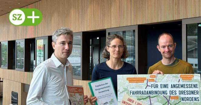Dresdens Baubürgermeister Stephan Kühn bekommt von Gesa Dickert und Nils Larsen vom ADFC die Unterschriften zur Petition für bessere Radwege überreicht.