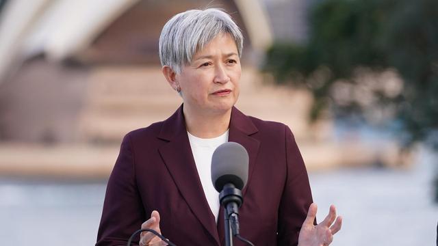 Autraliens Außenministerin Wong steht hinter einem Rednerpult.