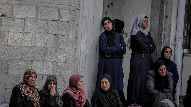 Eine Gruppe palästinensischer Frauen mit Kopftuch im Gazastreifen, wartet auf humanitäre Hilfe. 