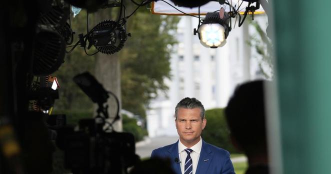 El secretario de Defensa, Pete Hegseth, se prepara para dar una entrevista televisiva frente a la Casa Blanca el jueves 7 de agosto de 2025 en Washington. (AP Foto/Mark Schiefelbein)