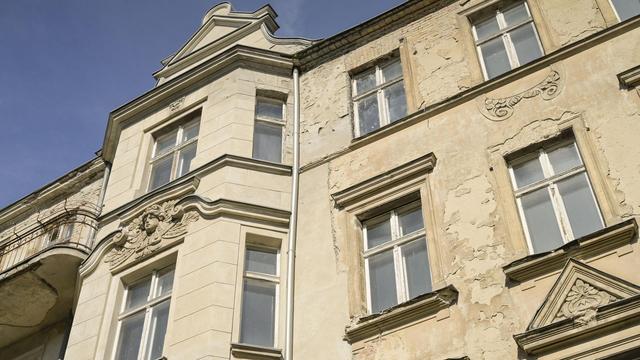 Ausschnitt eines Berliner Mietshauses. Die Fassade und die Fenster sind alt. Es ist erkennbar, dass schon lange nichts mehr an dem Haus gemacht wurde. Ausschnitt eines Berliner Mietshauses. Die Fassade und die Fenster sind alt. Es ist erkennbar, dass schon lange nichts mehr an dem Haus gemacht wurde.