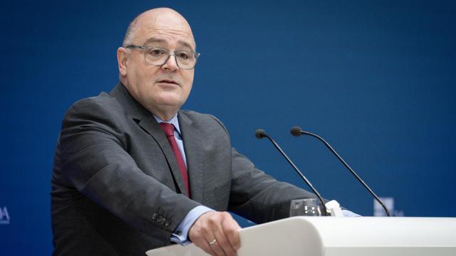 Steffen Kampeter, Geschäftsführer der Bundesvereinigung der Deutschen Arbeitgeberverbände (BDA), steht an einem weißen Rednerpult. Steffen Kampeter, Geschäftsführer der Bundesvereinigung der Deutschen Arbeitgeberverbände (BDA), steht an einem weißen Rednerpult.