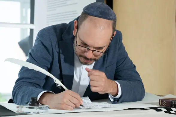 Jüdische Kultur - Auftakt für Thora-Projekt in Dresden - Schrift entsteht live - Gesellschaft