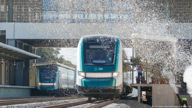 Eröffnungsfeier für den "Maya-Zug": Der Tren Maya verlässt im Konfettiregen den Bahnhof auf dem Weg nach Süden