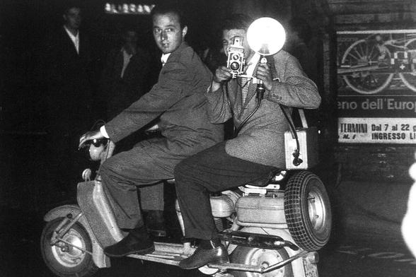 Zwei Männer auf einem Motorroller, einer davon mit Kamera
