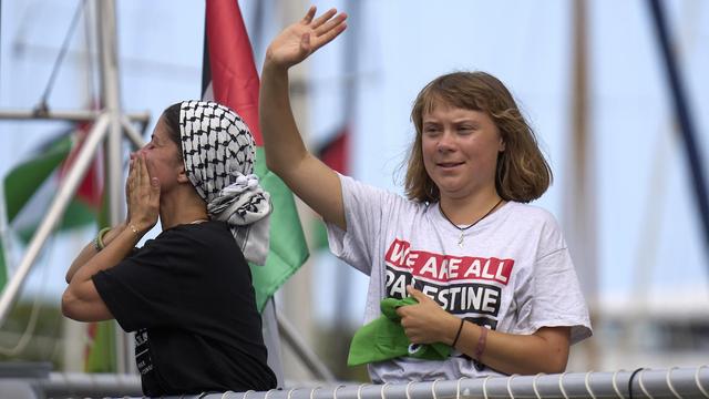 Greta Thunberg salue depuis un bateau.