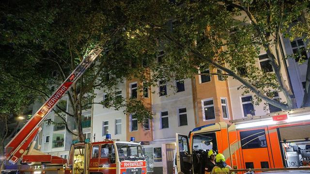 Berlin & Brandenburg: Dachstuhlbrand in Schöneberg - Haus vorerst unbewohnbar