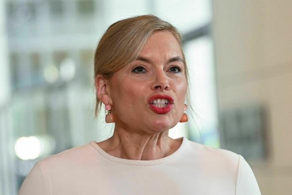 Julia Klöckner mit einem sehr breiten, o-förmigen Mund