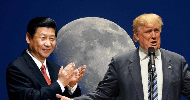 Collage: Mit im Hintergrund, im Vordergrund befinden sich der chinesische Präsident Xi Jinping (l.) und der US-Präsident Donald Trump (r.).