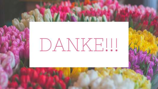 Ganz viele bunte Tulpensträuße dicht an Dicht. In der Mitte ein weißes rechteckiges Textfeld mit dem Wort DANKE!!! darin. 