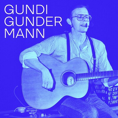 Der Musiker Gerhard „Gundi“ Gundermann mit Gitarre auf einem Konzert (Foto: Claude Lebus, 1994 / wikimedia).
