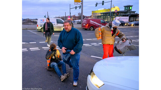 Autofahrer klaut Blockierer die Mütze. Bei der Blokcade der A100 durch den Aufstand der Letzten Generation, Berlin, Westend, 10.02.22