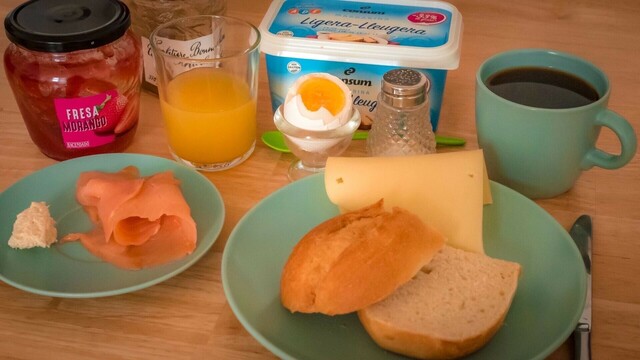Ein reich gedeckter Frühstückstisch mit allem was das Herz begehrt