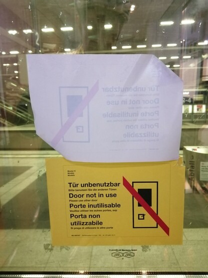 Defekte Tür ICE707 Wagen 1 links am Fahrradabteil. Blick auf den Bahnsteig Berlin Hbf tief.