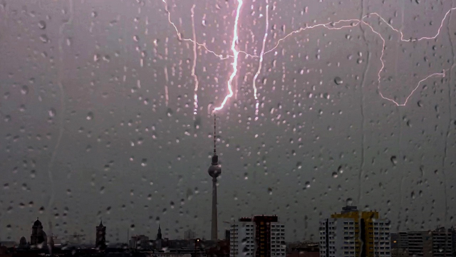 Ein Blitz schlägt in den Fernsehturm ein. ￼