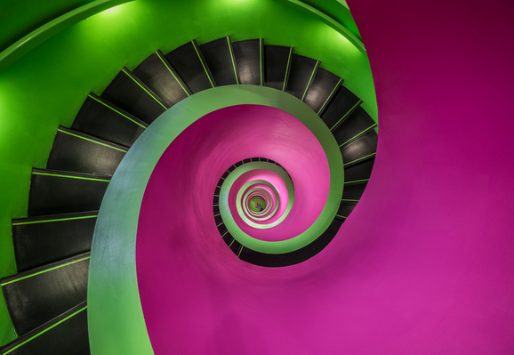 Eine Treppe in lila und grün von oben herunter geschaut ￼