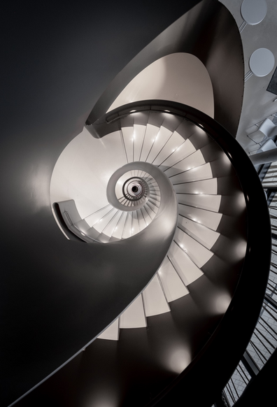 Der Blick eine Runde Treppe hoch in weiß und schwarz. ￼