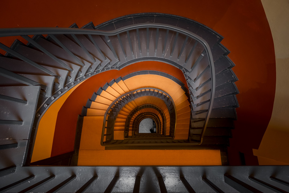 Der Blick einer Treppe von oben nach unten in orange und gelb und schwarz. ￼