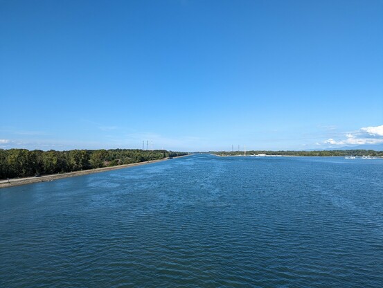 Bild vom Rhein von einer Brücke aus aufgenommen
