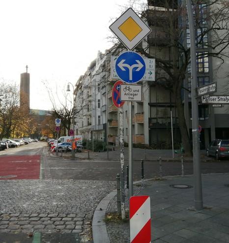 Neu aufgestelltes Verkehrszeichen verdeckt andere.

Berlin-Wilmersdorf 