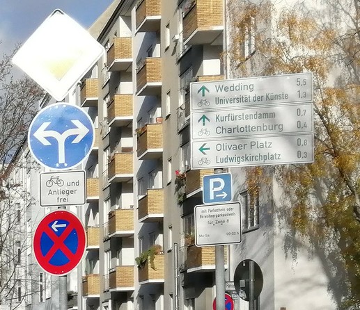Hinweisschild mit falscher Angabe „Ludwigkirchsplatz“
im Wilmersdorfer Kiez. 