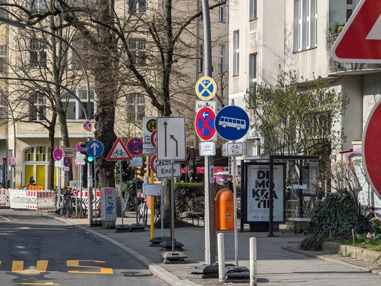ca 12 Schilder an einer Baustelle, die sich teilweise gegenseitig verdecken