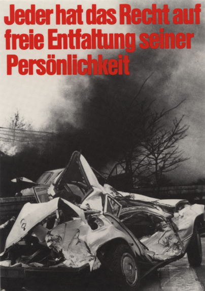 ein S/W-Plakat:

Rauchende und völlig zerknautschte Autowracks an einer Landstraße

Test: Jeder hat das Recht auf freie Entfaltung seiner Persönlichkeit