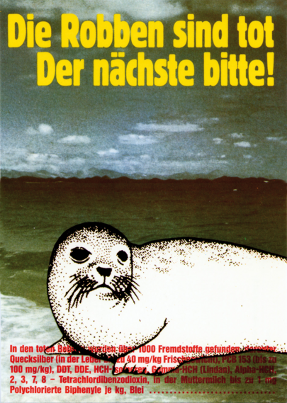 Zeichnung einer Robbe vor einem Meer-Foto

Text:
Die Robben sind tot
Der nächste bitte!

Darunter eine Auflistung von Schadstoffen (von Quecksilber bis polychlorierten Biphenylen), die im Gewebe verendeter Robben gefunden wurden