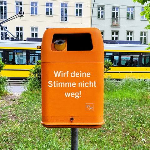 BSR-Papierkorb. Darauf steht: Wirf deine Stimme nicht weg