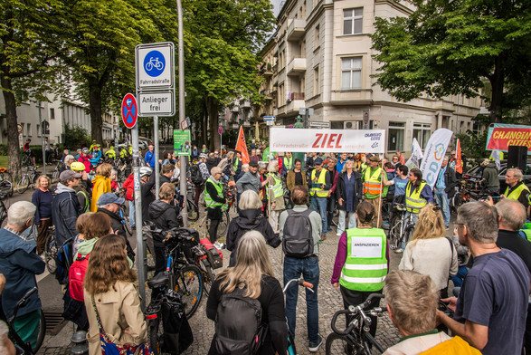 Mehr als 100 Menschen stehen am Beginn der Fahrradstraße zum Auftakt der Demonstration.