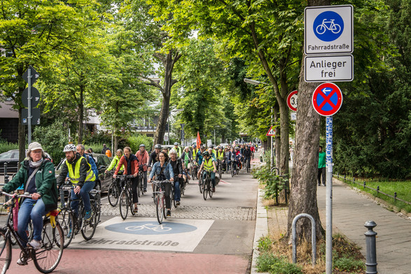 Eine große Gruppe an Radfahrenden ist unterwegs.