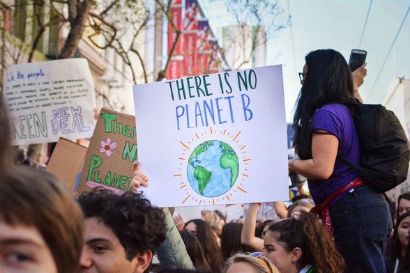 Das Foto zeigt, währende einer Klimademonstration, ein Plakat mit der Aufschrift "There ist noch Planet B"
Nachweis: unsplash 