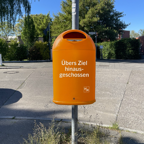 BSR-Papierkorb mit Spruch: „Übers Ziel hinaus geschossen“