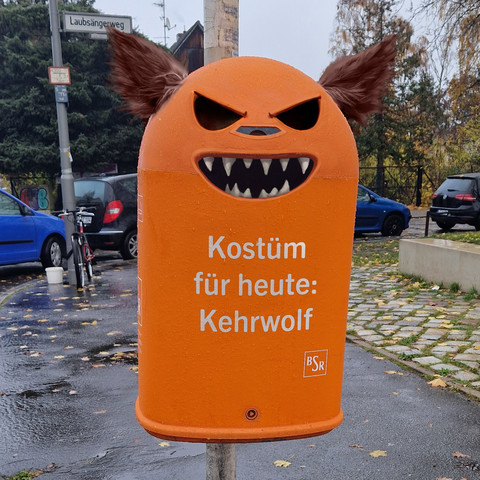 BSR-Papierkorb. Darauf steht: Kostüm für heute: Kehrwolf
