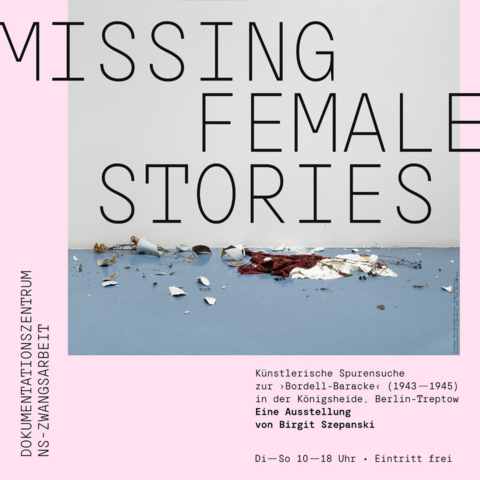 Eine rosa Kachel mit einem Foto oben rechts. Es zeigt die Scherben einer Blumenwase und Stoff, der auf hellblauem Boden liegt. Dazu der Titel der Ausstellung "MISSING FEMALE STORIES. Künstlerische Spurensuche zur "Bordell-Baracke" (1943-1945) in der Königsheide, Berlin-Treptow" Die Öffnungszeiten sind Di-So 10-18 Uhr angegeben.