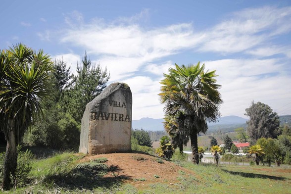 Das Foto zeigt einen sehr großen Stein mit der Inschrift Villa Baviera am Eingang der ehemaligen Colonia Dignidad und heutigen Villa Baviera, 12.10.2021, Campanillas
Bildquelle: Manuel Loyola Bahrs/Edison Cájas González/Lizenz: Colonia Dignidad