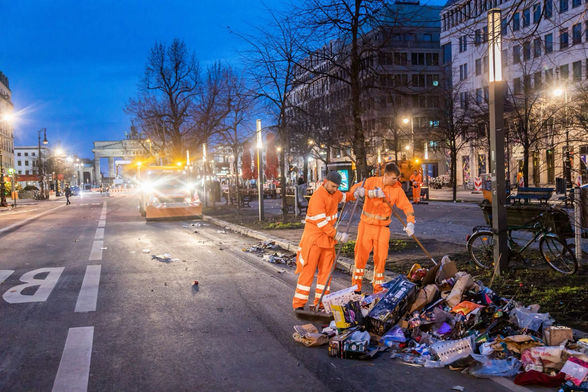 BSR-Mitarbeitende reinigen die Straße nach Silvester