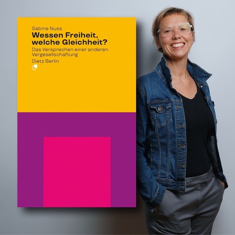 Sabine Nuss neben dem Cover ihrer Buches »Wessen Freiheit, welche Gleichheit? Das Versprechen einer anderen Vergesellschaftung«. Foto: Kirsten Breustedt