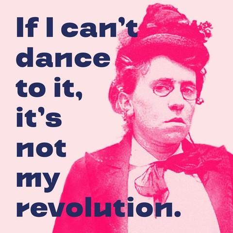 »If I can’t dance to it, it’s not my revolution.» Daneben ist ein rot eingefärbtes Porträt der berühmten Anarchistin Emma Goldman platziert.