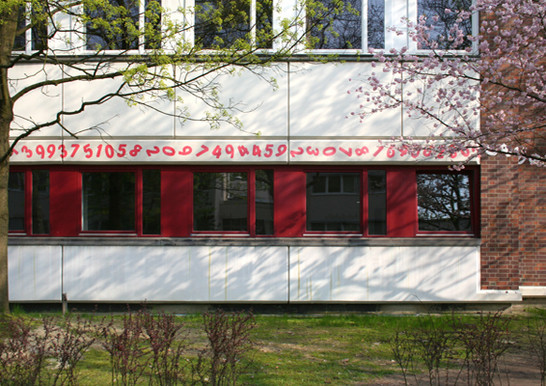 Mathematikgebäude der Freien Universität in der Arnimallee 6 trägt die Zahl Pi an der Fassade