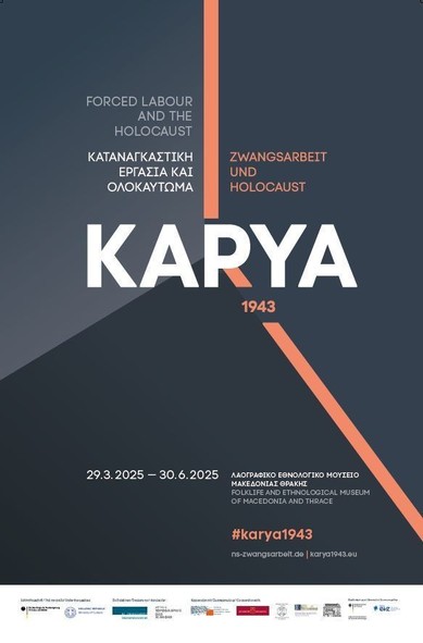 Das Bild zeigt ein Poster für eine Ausstellung mit dem Titel „KARYA 1943“. Die Ausstellung behandelt das Thema Zwangsarbeit und den Holocaust. Das Poster ist zweisprachig (griechisch und deutsch) und gibt den Zeitraum der Ausstellung an (29.3.2025 - 30.6.2025) sowie den Veranstaltungsort (Volkskundemuseum Mazedonien und Thrakien). Das Design ist schlicht und modern mit einer Farbzusammenstellung aus Dunkelblau und einem Korallton.