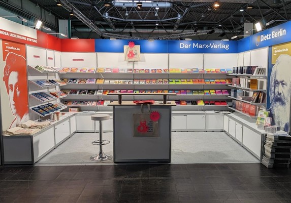 Messestand der Rosa Luxemburg-Stiftung (links) und Dietz Berlin, »Der Marx-Verlag« (rechts)