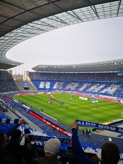 Vor Spielbeginn, gemeinsame Choreo von Hertha und dem KSC, Blick auf den Gästeblock 