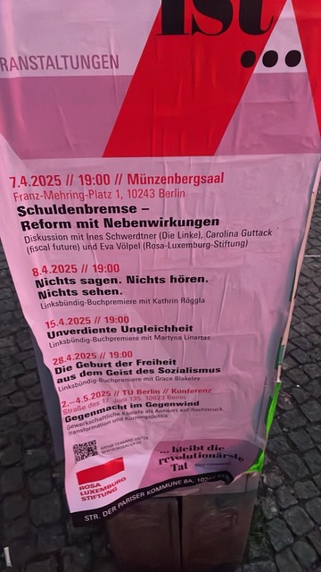 Plakat der Rosa-Luxemburg-Stiftung, das an einem Stromkasten klebt und auf dem u. .a. die Veranstaltung zur Schuldenbremse beworben wird.