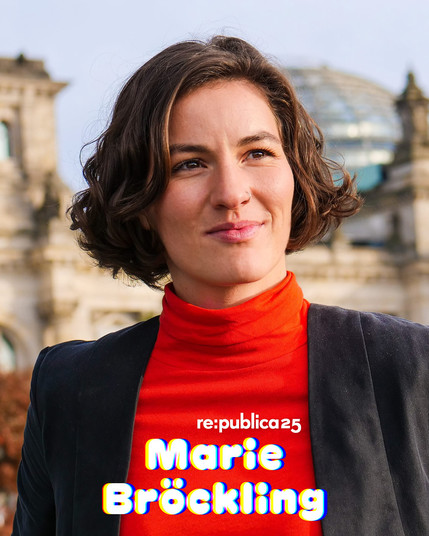 Foto von Marie Bröckling. Sie trägt einen Rollkragenpullover und ihre Haare schulterlang. Sie lächelt an der Kamera vorbei. Die Sonne scheint auf ihr Gesicht 