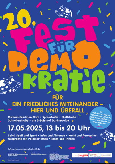 Das Bild ist ein Plakat für ein Fest für Demokratie am 17. Mai 2025 in Schöneweide, Berlin. Es findet von 13 bis 20 Uhr an mehreren Orten statt (Michael-Brückner-Platz, Spreestraße, Fließstraße, Schnellerstraße). Das Plakat verspricht Spiel, Spaß, Sport, Informationen, Aktionen, Kunst, Percussion, Gespräche mit Politiker*innen sowie Essen und Trinken. Der Fokus liegt auf einem friedlichen Miteinander. Das Design ist bunt und kindgerecht mit Kuh-Motiven. Ein Zitat von Stefan Zweig betont die Bedeutung kleiner Schritte für große Veränderungen.