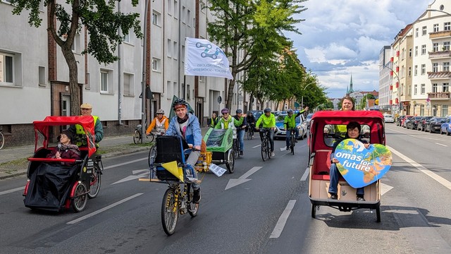 Auch sehr alte Menschen freuen sich, wenn sie mit dem Rad unterwegs sind. Hier sind zwei ältere Frauen zu sehen, die in roten Rikschas in der Demo mitfahren.
