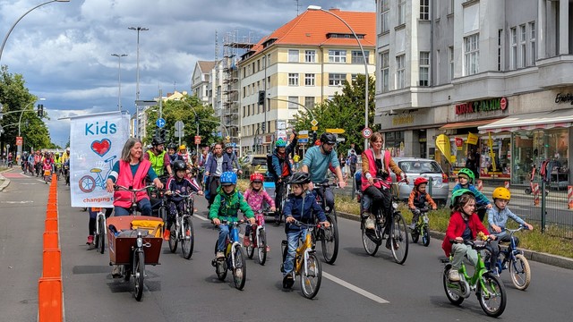 Viele Kinder waren auf der Demo unterwegs. Hier ist im Hintergrund auch ein Plakat zu sehen mit der Aufschrift „Kids (Herzbild) (Fahrradbild) Changing Cities“