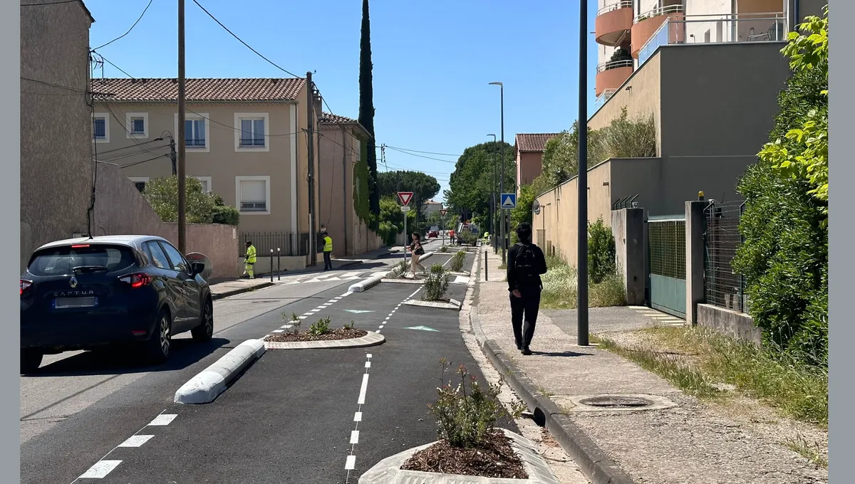 Foto einer STraße, deren Fahrbahn in der Mitte geteilt ist.
Die linke Hälfte ist eine Fahrspur für Kfz, die schnurgerade aus geht.
Die rechte Hälfte ist unterteilt in zwei gegenläufige Radwege. Im Fahrtweg dieser Radwege befinden sich jeweils versetzt Hindernisse, dass der Radweg jeweils vollständig blockiert ist und in den entgegen gesetzten Radweg ausgewichen werden muss. Foto einer STraße, deren Fahrbahn in der Mitte geteilt ist.
Die linke Hälfte ist eine Fahrspur für Kfz, die schnurgerade aus geht.
Die rechte Hälfte ist unterteilt in zwei gegenläufige Radwege. Im Fahrtweg dieser Radwege befinden sich jeweils versetzt Hindernisse, dass der Radweg jeweils vollständig blockiert ist und in den entgegen gesetzten Radweg ausgewichen werden muss.