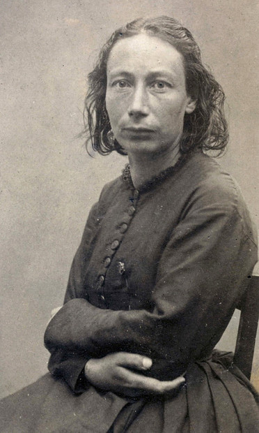 Louise Michel, 1871 im Gefängnis Versailles-Chantiers, fotografiert von Ernest-Charles Appert [gemeinfrei]